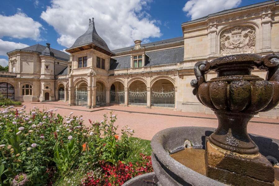 Bel Appartement En Coeur De Ville - 20 Minutes Du Pal Moulins  Kültér fotó